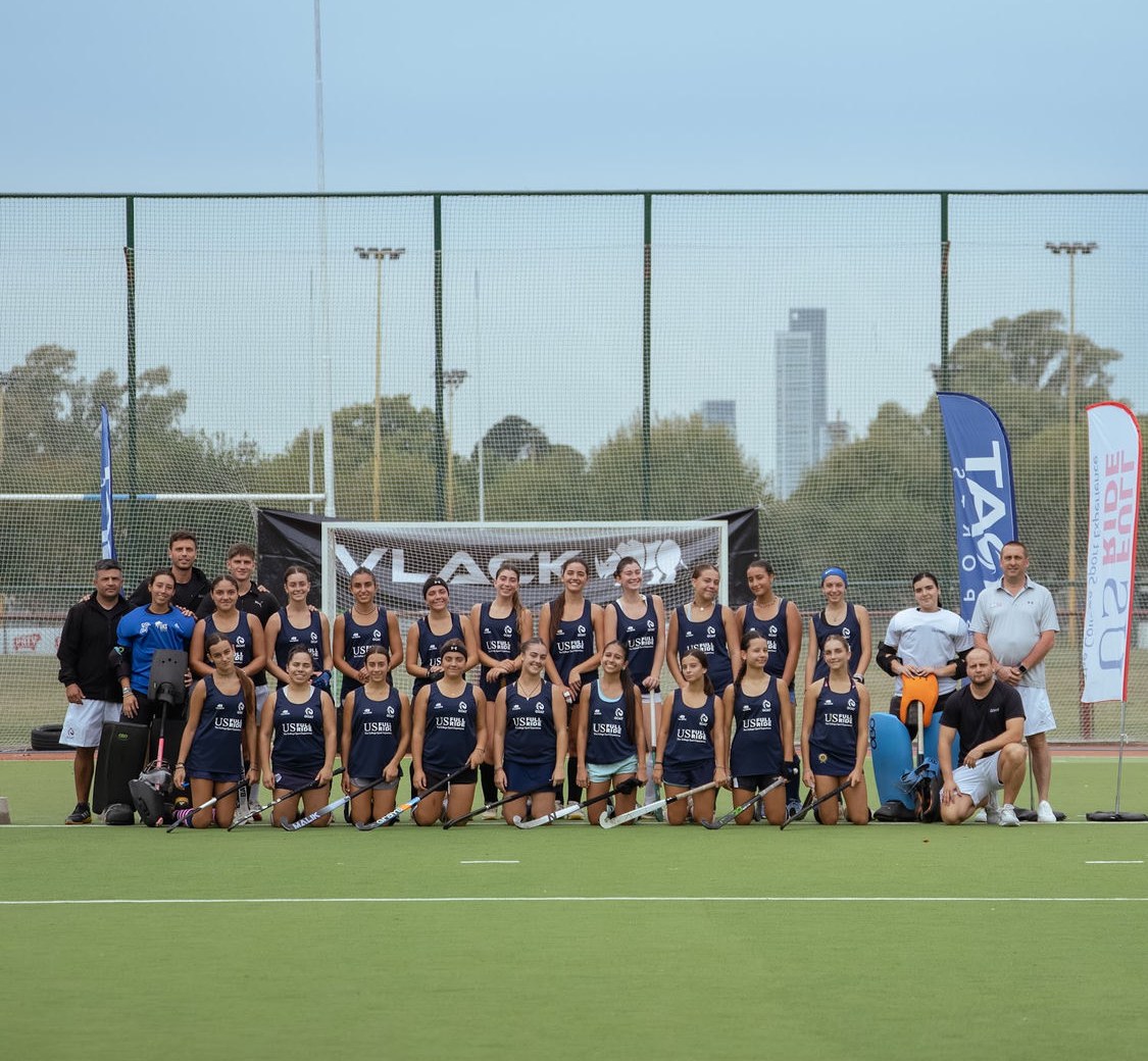 Plantel de jugadoras de hockey GOAT Sports y US Full Ride en la cancha de GEBA
